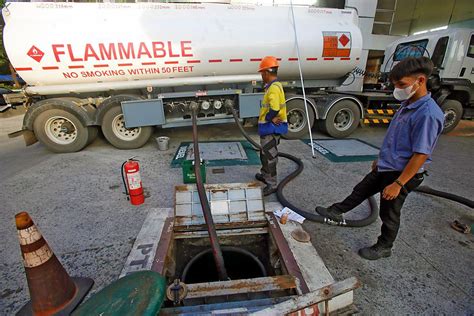 Major pump price rollback set Tuesday .